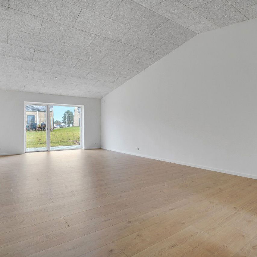 Skøn lejebolig på Overmarken med parkering og egen have - Photo 1