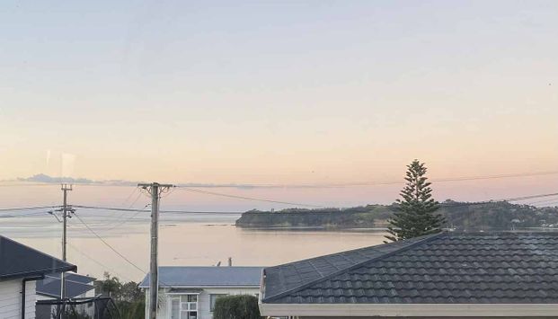 5-Bedroom, 2-Bathroom Family Home in Stanmore Bay - Photo 1