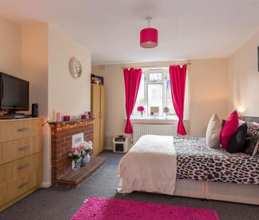 4 bedroom semi-detached house to rent - Photo 2