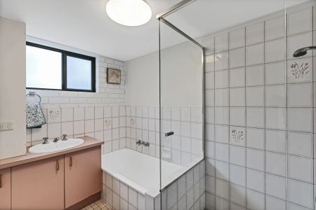 Waterfront Living on Picnic Point – Fully Furnished 2-Bedroom Apartment - Photo 2