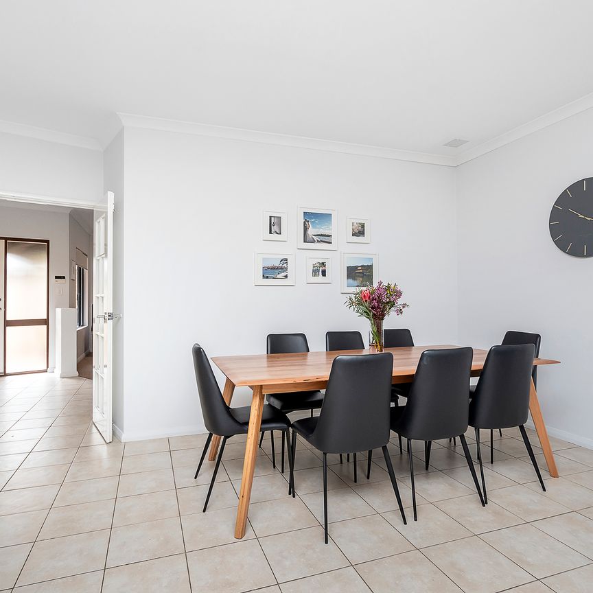 Stunning 3-Bedroom Residence in Karrinyup - Modern Design, Convenient Living! - Photo 1