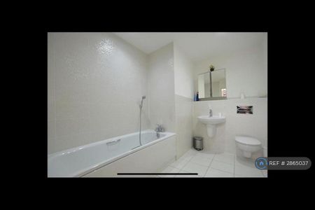5 bedroom semi-detached house to rent - Photo 2