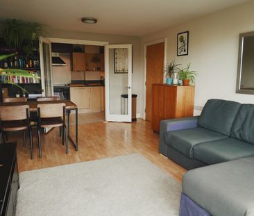 2 Bed Flat, Smugglers Way, SW18 - Photo 2