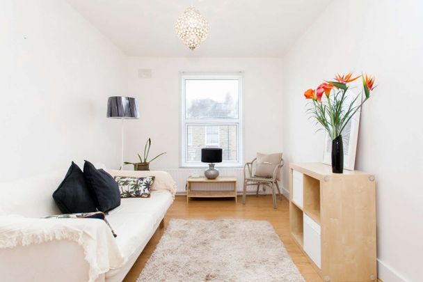 Beautiful one bedroom Victorian flat, situated in the centre of Victoria Park Village. - Photo 1