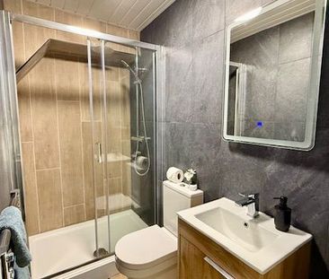 Ski Lodge Themed House With En-Suite - Photo 6