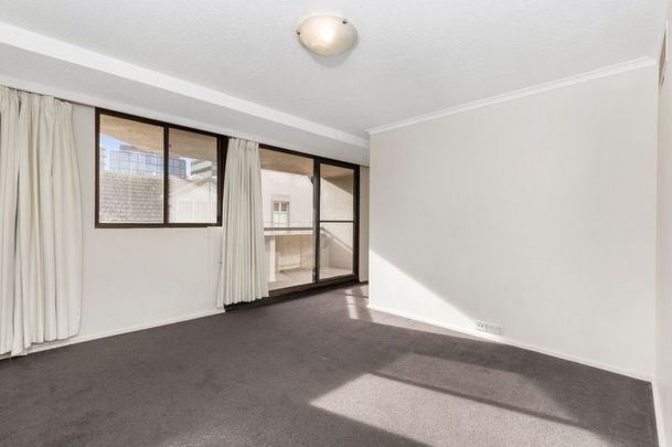 Three Bedroom Apartment with Views to Albert Park - Photo 1