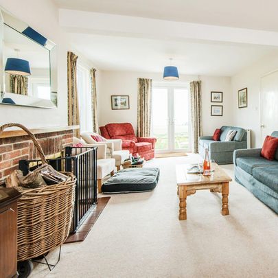 4 bedroom detached house to rent - Photo 1