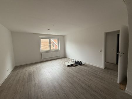 Großzügige, sanierte 2,5-Zimmer-Wohnung mit Loggia in zentraler Lage - Photo 2