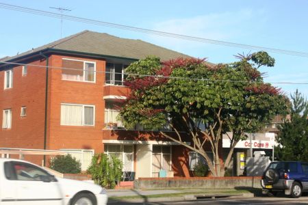 Spacious Unit - Conveniently Located - Photo 2