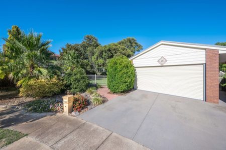 5 BEDROOM HOME IN MOOROOPNA!!! - Photo 4