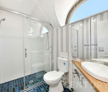 &quest;Stylish Top-Floor Apartment with Expansive Terrace & Harbour... - Photo 5