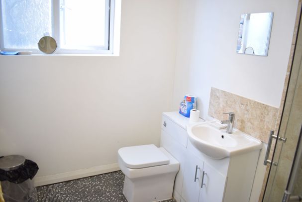 Single Room- Close to St Georges Park- Students and Postgraduates welcome to apply - Photo 1