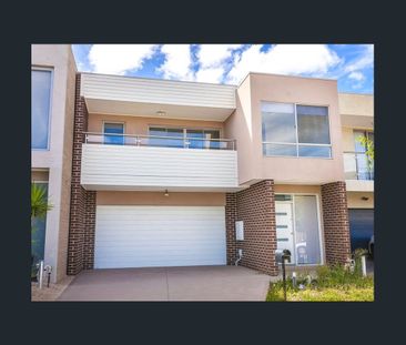 SPACIOUS 3-BEDROOM TOWNHOUSE IN PERFECT LOCATION - Photo 1