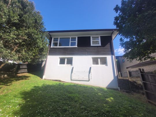 Large spacious 5 Bedroom home - Photo 1