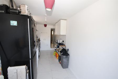 1 bedroom Flat to let - Photo 4