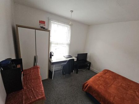 1 bedroom in a flat share to rent - Photo 4