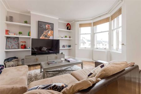 A three bedroom part furnished second floor flat, located in Comely Bank available for a long-term Let. - Photo 2