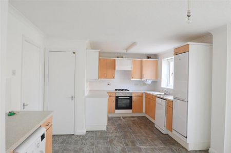 4 bedroom detached house to rent - Photo 2