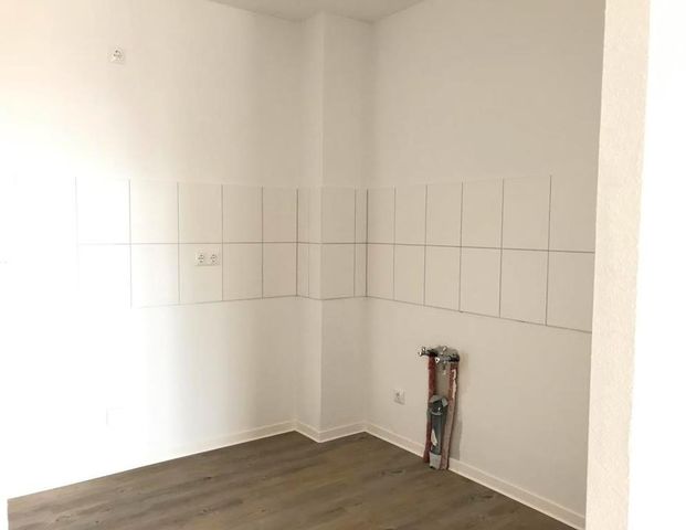 Nur mit Wohnberechtigungsschein für 2 Personen! Moderne 2-Raum-Wohnung mit Aufzug und Balkon - Photo 1