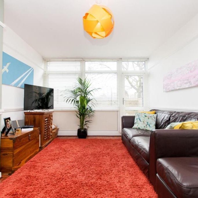 3 Bed Flat, Tomlinson Close, E2 - Photo 1