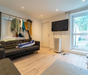5 bedroom end of terrace house to rent - Photo 3