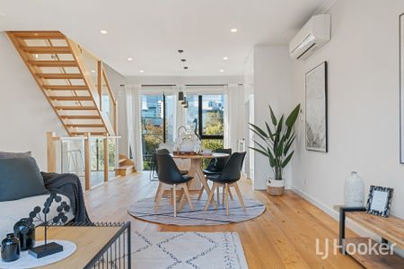 Stunning Tri-Level Townhouse with Breathtaking Urban Vistas for lease! - Photo 3