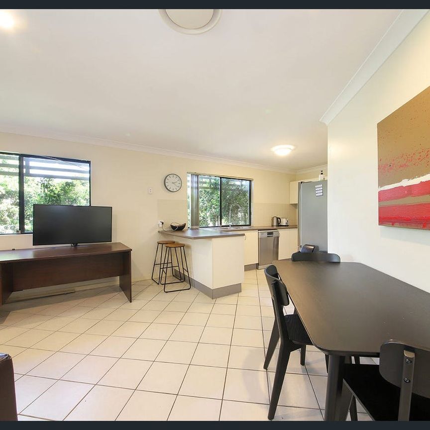 Modern Apartment in the heart of Coorparoo - Photo 1