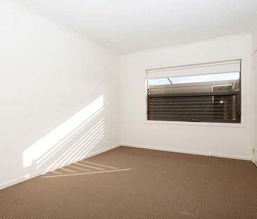 Charming 2-Bedroom Home in Craigieburn - Photo 2