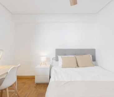 Double bed in Room in a shared 5-bedroom apartment for rent in Sant... - Photo 6