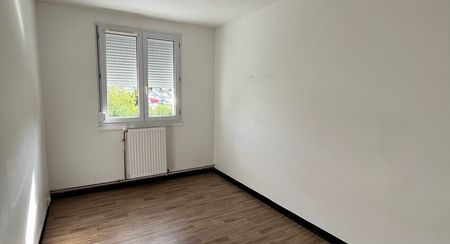 Appartement de type 4 comprenant entrée, séjour, cuisine fermée avec cellier attenant, 3 chambres, salle de bain avec baingoire, wc séparé. - Photo 2