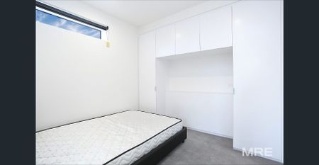 Chic living in convenient location with stunning views - Photo 3