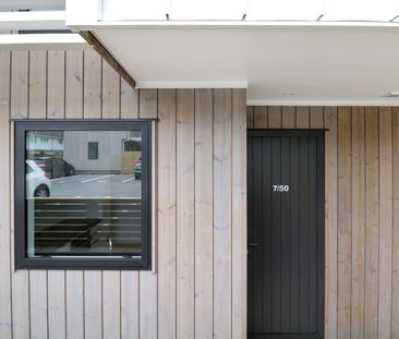 Architecturally Designed Three-Bedroom Townhouse – Karori - Photo 4