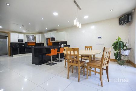 6 bedroom detached house to rent - Photo 5