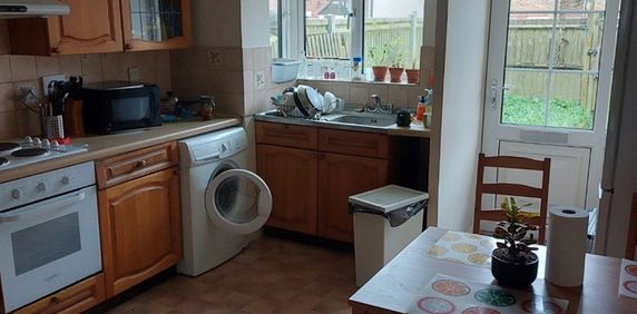 4 Bed Terraced House, Berkeley Close, SO15 - Photo 2