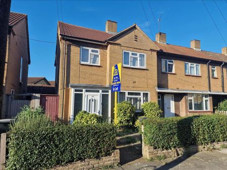 4 bedroom end of terrace house to rent - Photo 2