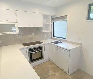 Spacious Modern Townhouse in Secluded Location - Photo 3