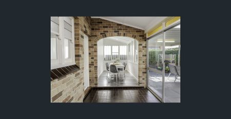 Three Bedroom Art Deco Modernised Home - Photo 5