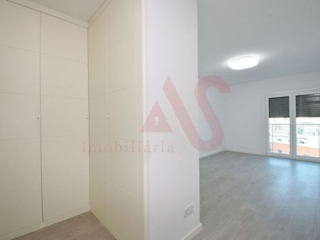 3 room luxury Flat for rent in Odivelas, Portugal - Photo 4