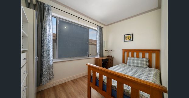 Spacious Three Bedroom Between the City and Sea - Photo 1