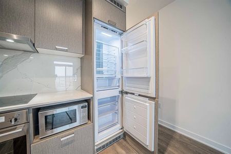 For Lease - 10 Honeycrisp Crescent Unit# 902, Vaughan, Ontario - Photo 5
