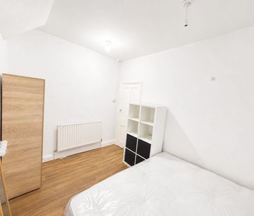 Room in a Shared House, Eric Road, E7 - Photo 2