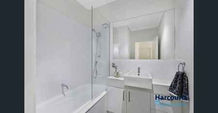 Gorgeous Three Bedroom Townhouse in Prime Location - Photo 3