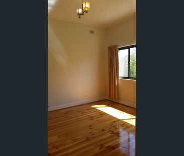 Perfect blend of art-deco with contemporary style 3BR Family Home - Photo 1