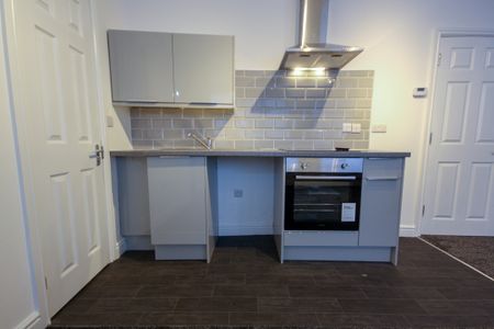 Apartment to rent in Flat 2, Cheshire Cheese Apartments, High Street, Tunstall, Stoke-on-trent - Photo 2