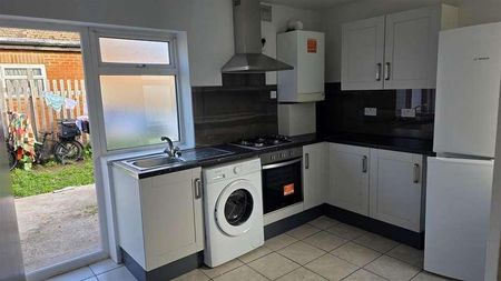 Beachcroft Avenue, Southall, UB1 - Photo 4