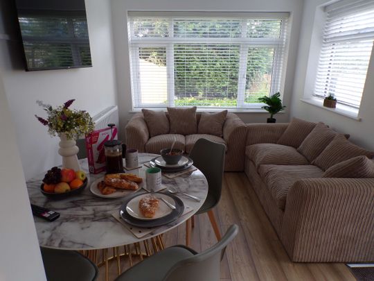 Exceptional house share, close to hospital, industrial estates, town centre and transport services Winston - Photo 1