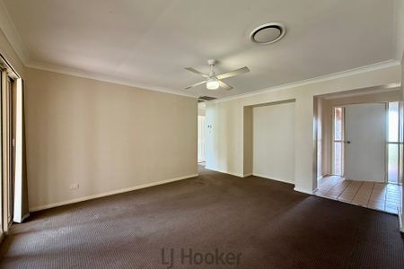 SPACIOUS FAMILY HOME - Photo 3