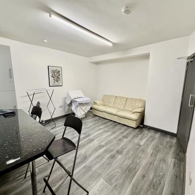 5 Bedroom Semi Detached To Let - Photo 1