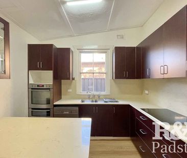 Water Views, Versatile Layout & Everyday Convenience - Photo 6