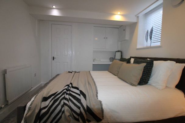 4 Bed Detached House, Martin Terrace, LS4 - Photo 1